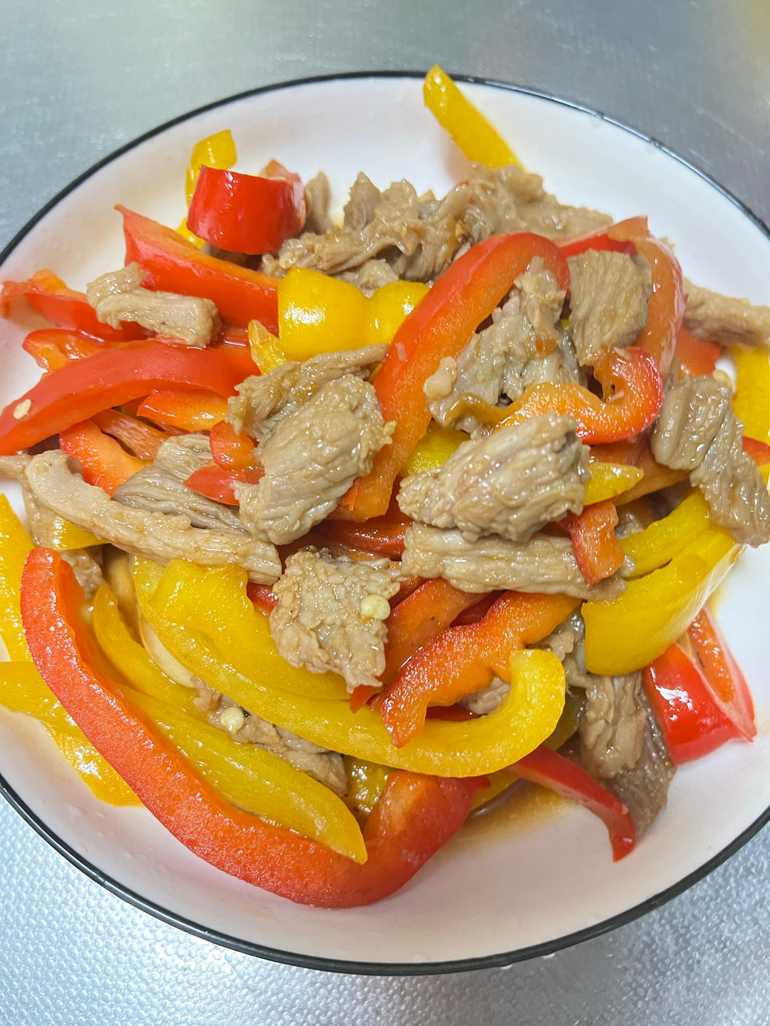 色彩鲜亮饱满的牛肉菜，孩子爱吃的——彩椒牛柳【孔老师教做菜】