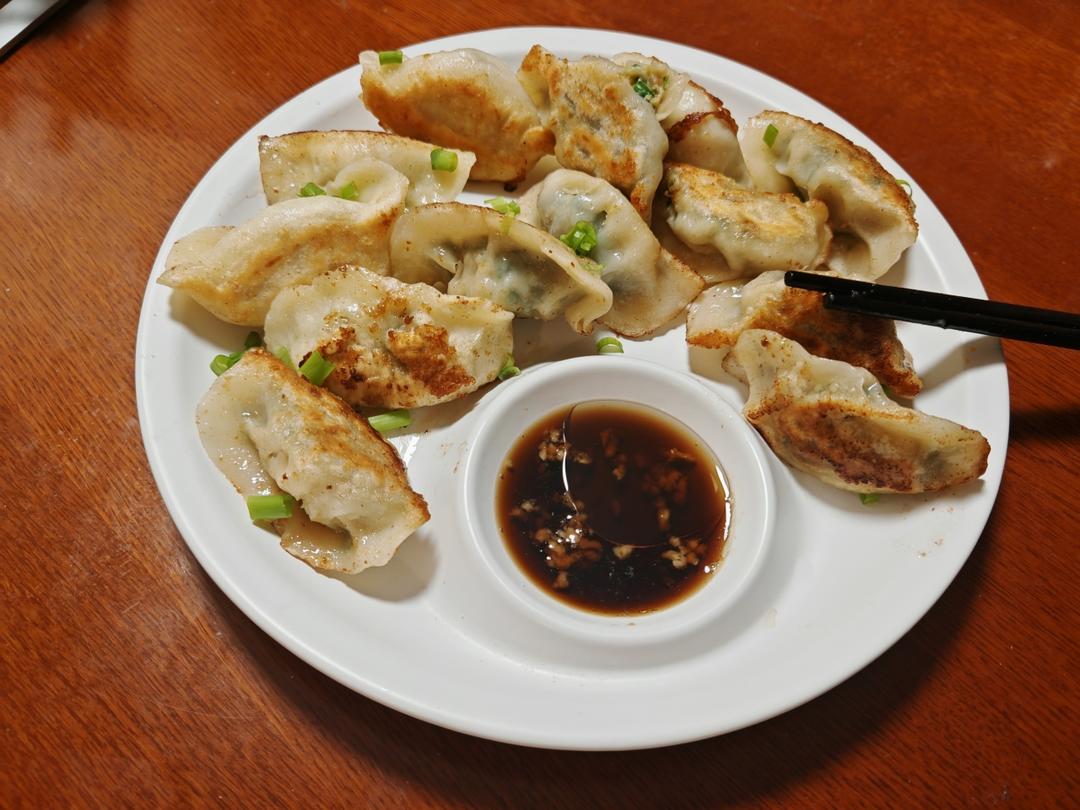 冰箱冷冻水饺做煎饺
