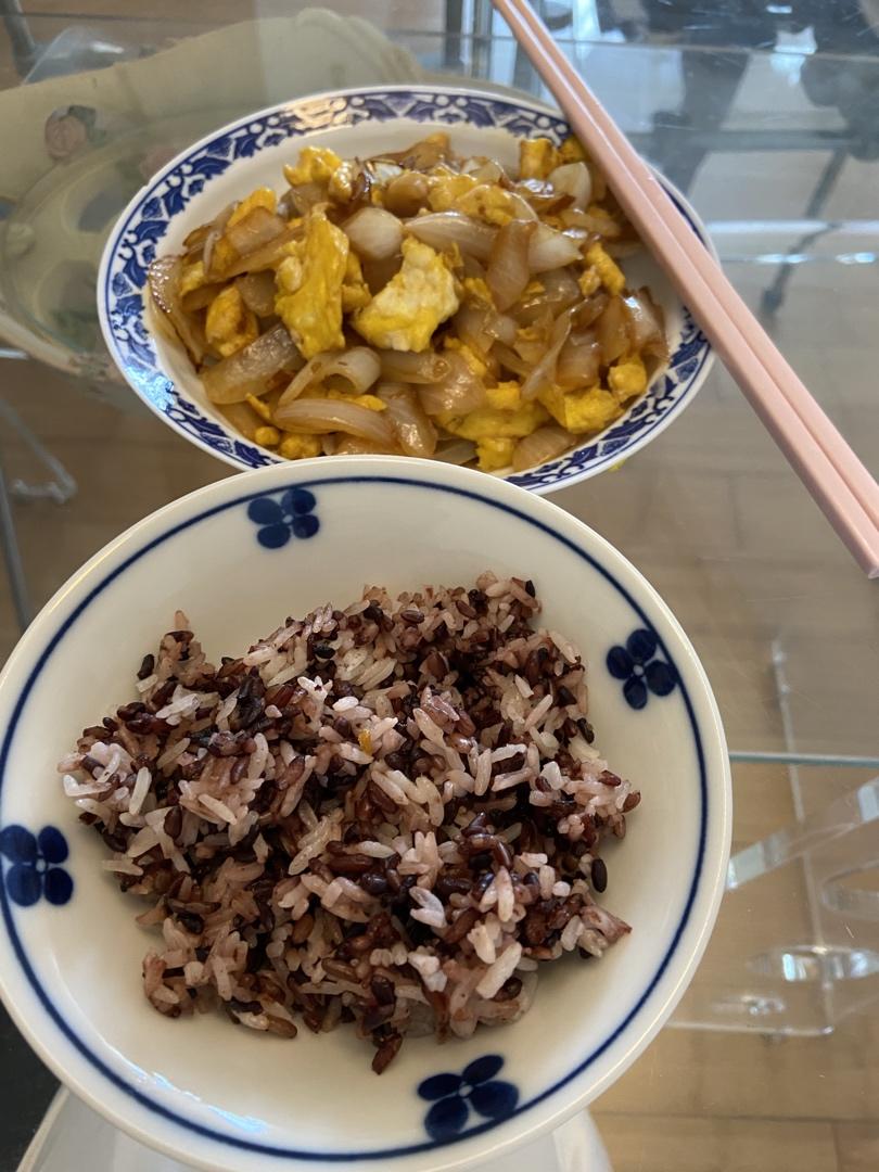 上班族的快手简单晚餐——圆葱炒鸡蛋