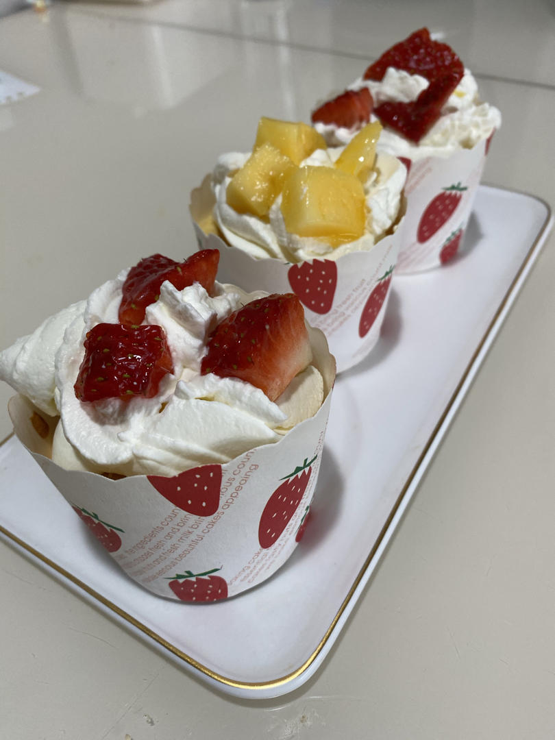 芒果草莓奶油纸杯蛋糕