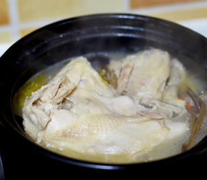 汤鲜味美的【茶树菇炖鸡汤】无香料、一次喝一锅的做法 步骤1