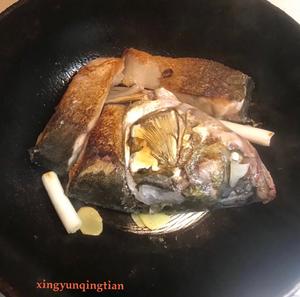 鱼头汤（鱼头豆腐时蔬汤、味鲜汤白有窍门)的做法 步骤9