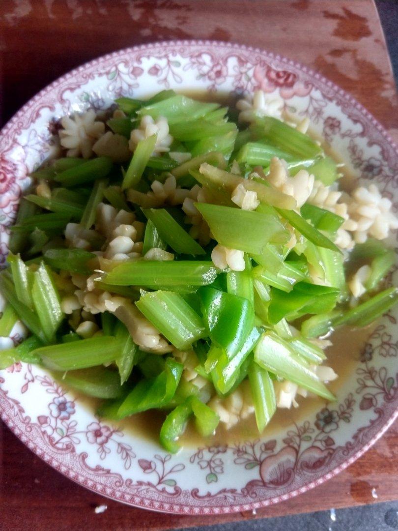 芹菜炒鱿鱼花