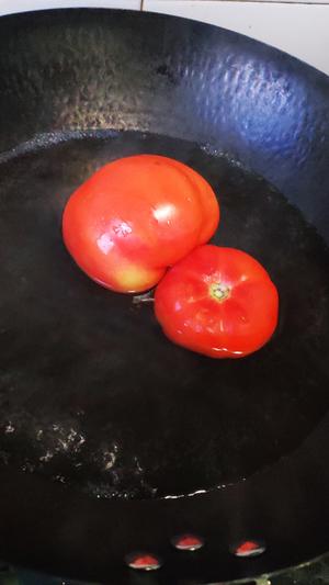 番茄金针菇炖肥牛的做法 步骤1