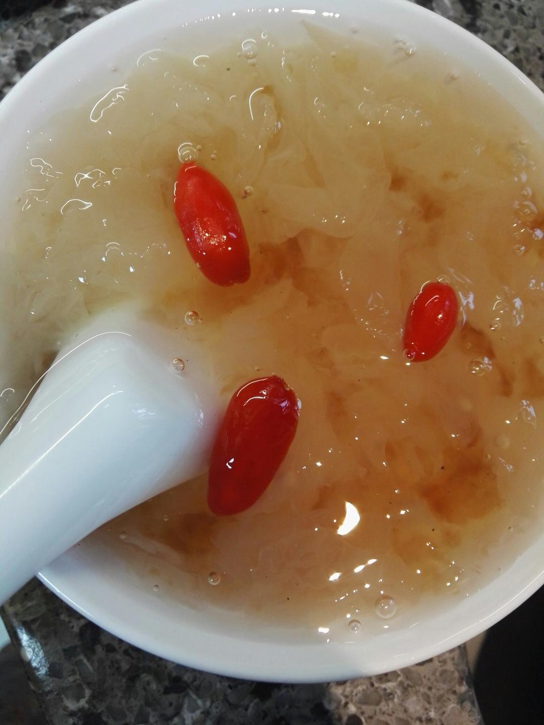 桃胶皂角米炖银耳