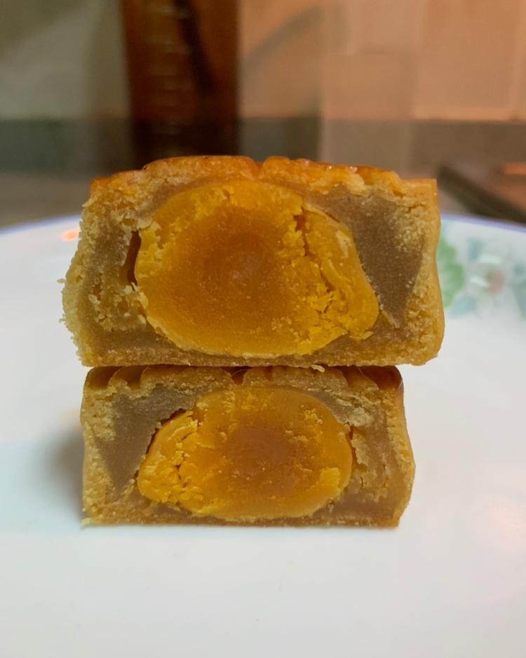 广式月饼—蛋黄莲蓉月饼