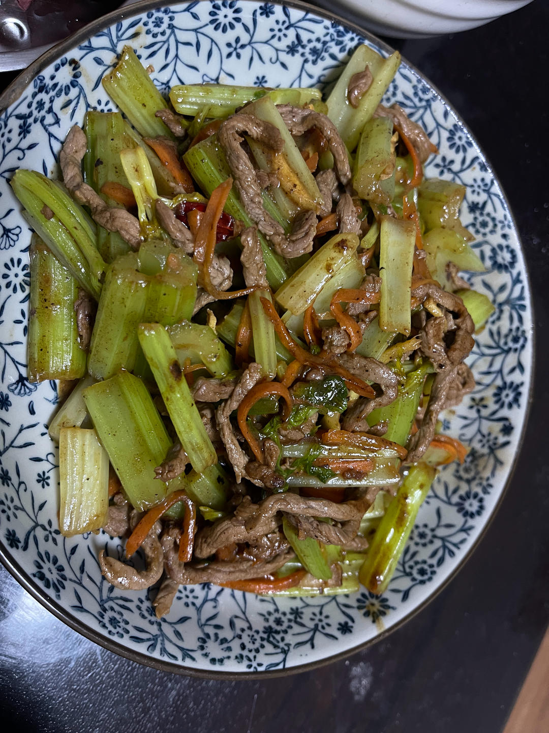 牛肉炒芹菜(不老不柴嫩滑多汁)