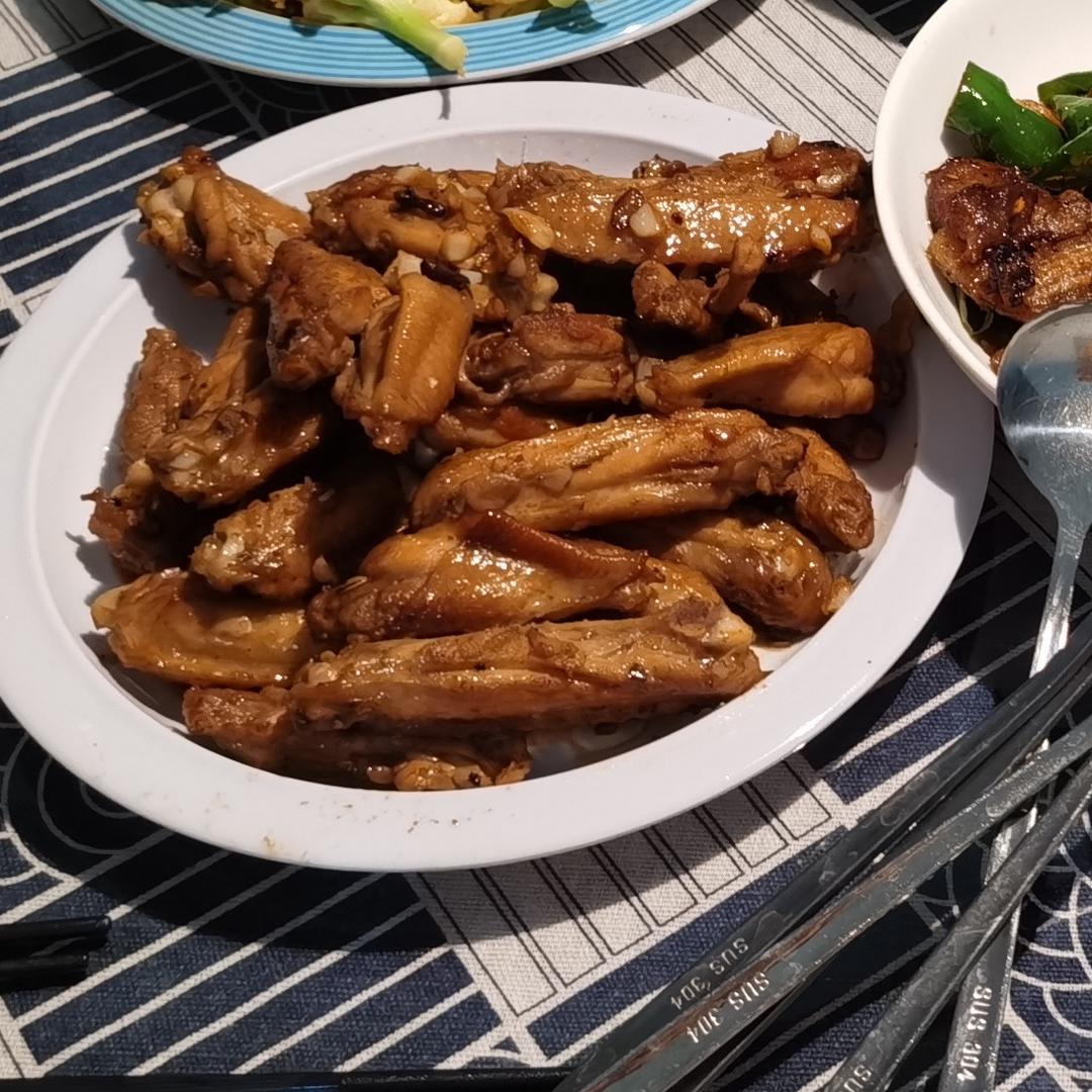 蒜香鸡翅的做法