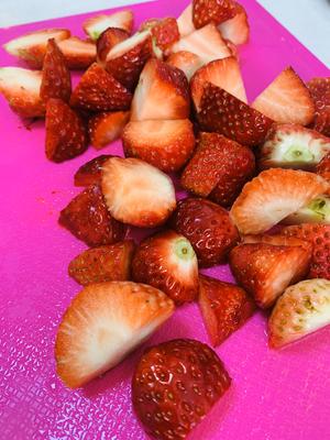 自制草莓酱（4月正当季，不做后悔，简单到你不敢想象）的做法 步骤2