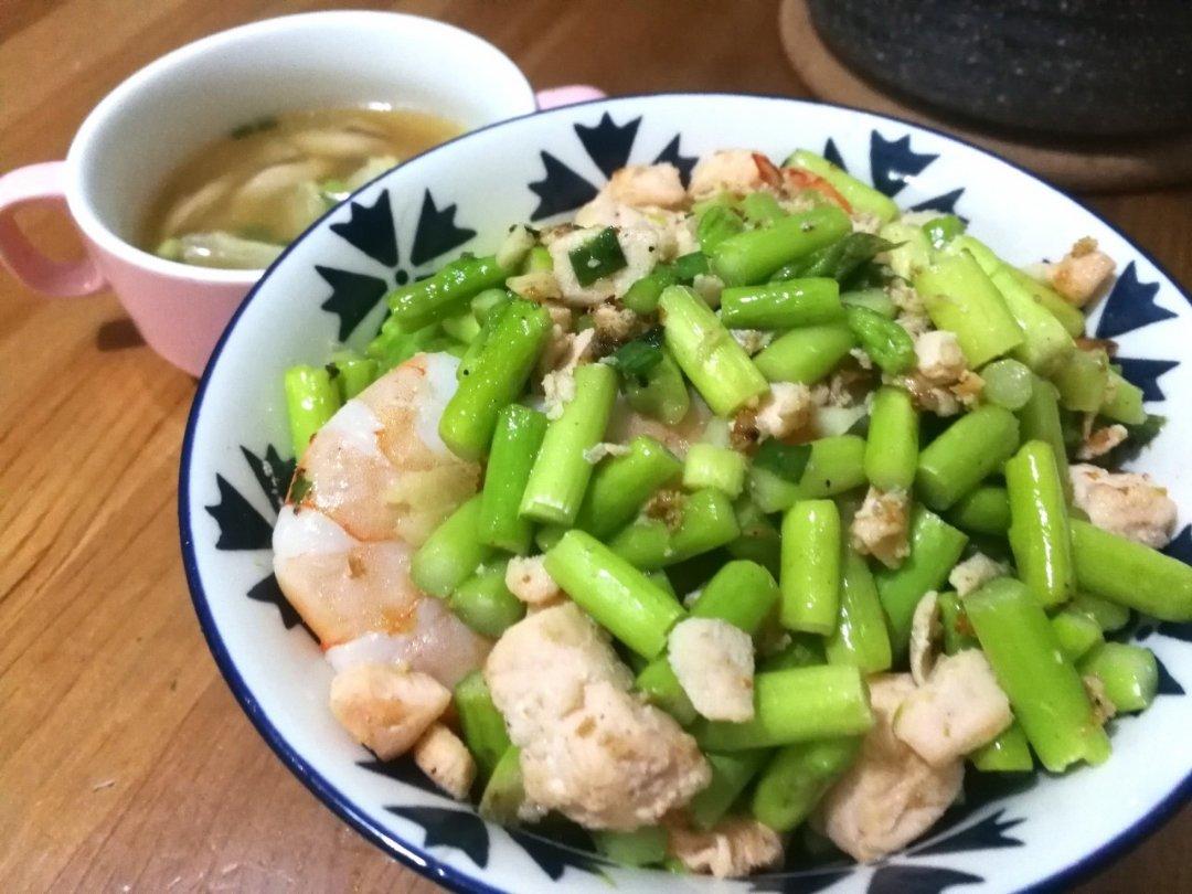 黑椒芦笋炒虾仁做法～没有黑椒也可以