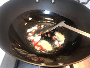 爆炒韭菜蛤蜊肉的做法 步骤6