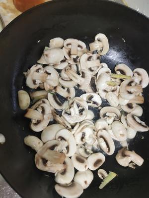 鱼圆蘑菇香菜汤的做法 步骤1