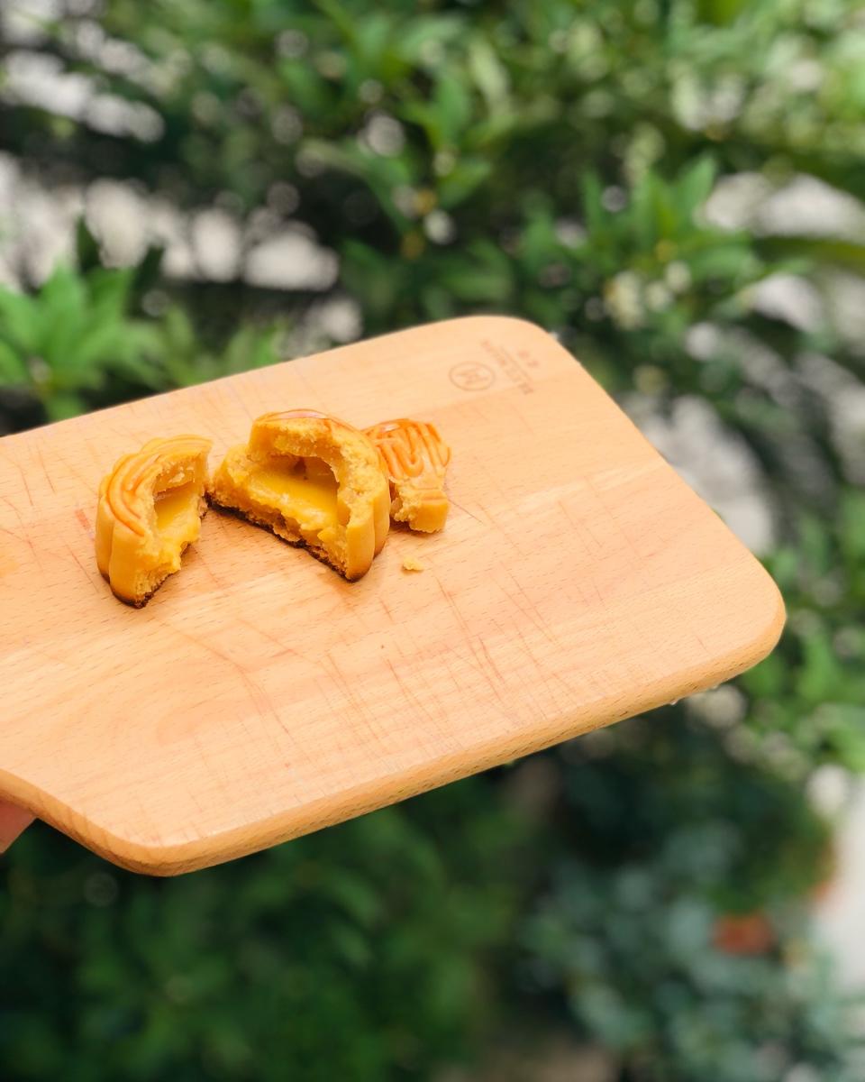 广式月饼—蛋黄莲蓉月饼