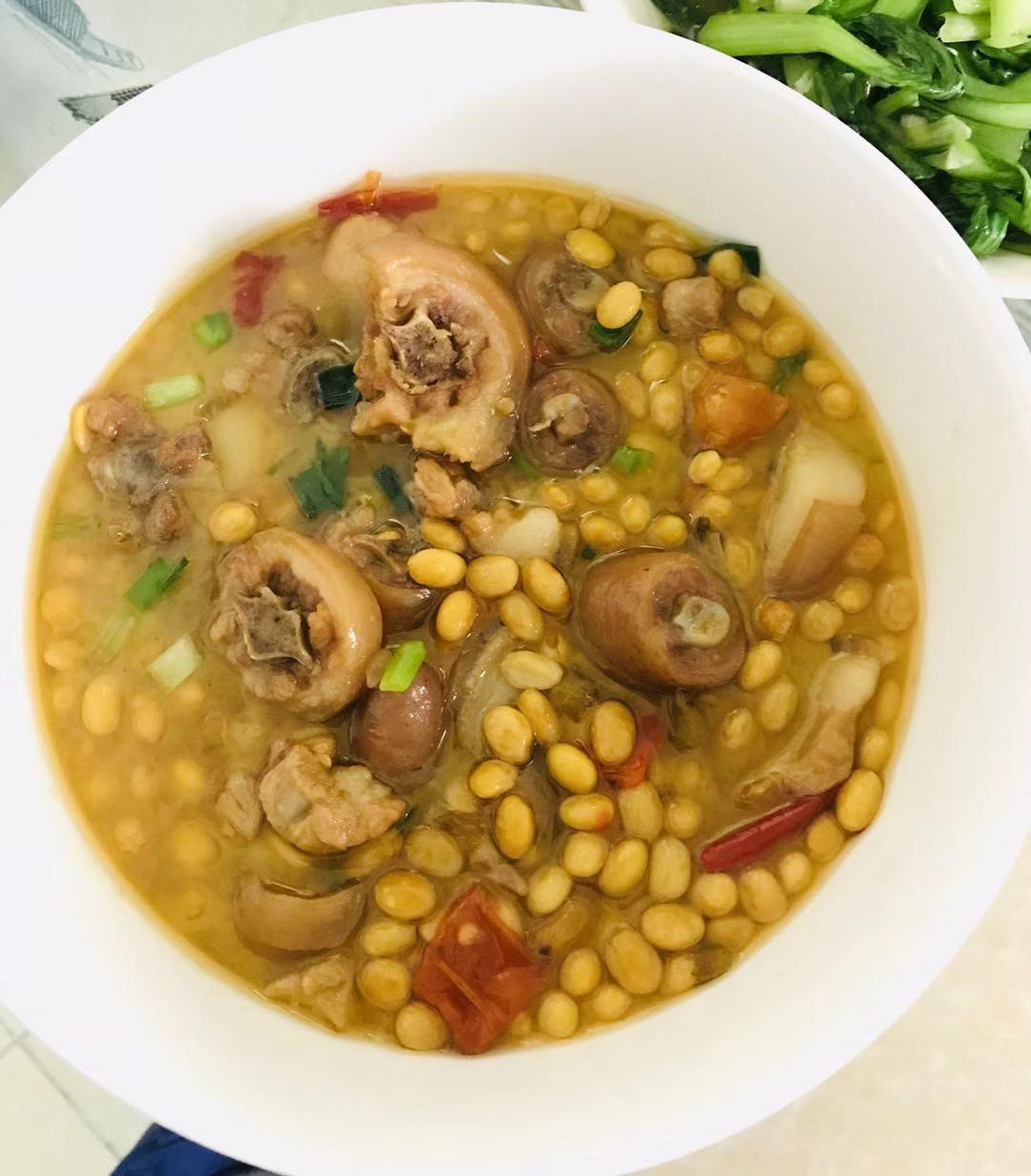 辣味猪尾闷黄豆的做法