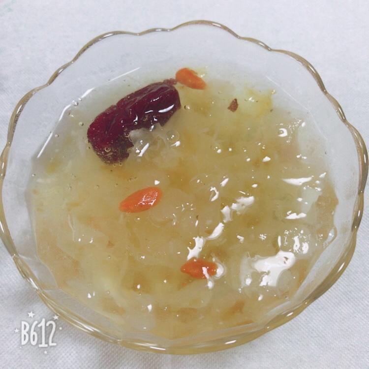 美容润肤 益气补血《桃胶皂角米百合银耳红枣羹》