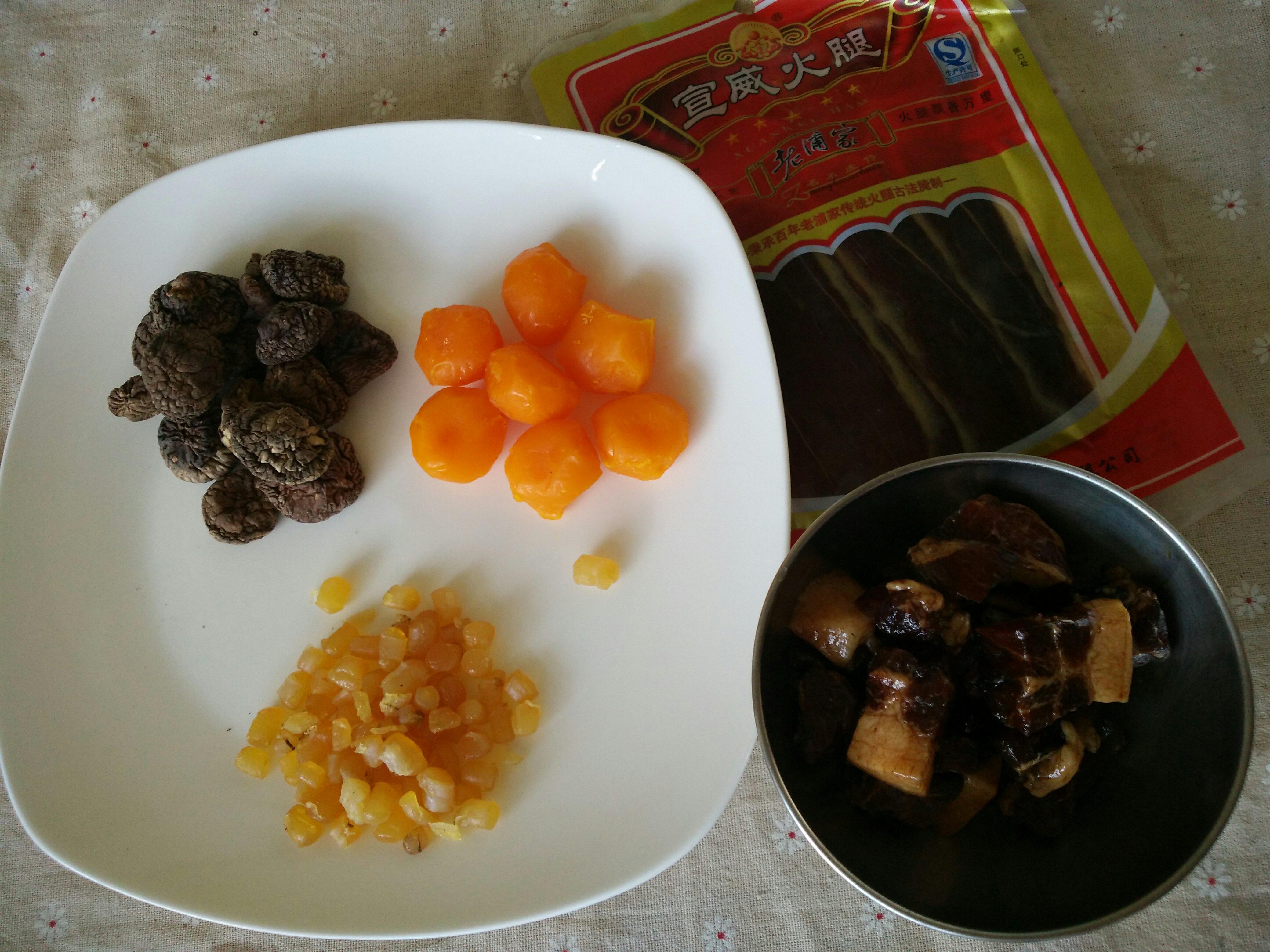 香菇干贝火腿蛋黄鲜肉粽的做法