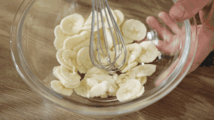 香蕉薄饼【孔老师教做菜】的做法 步骤2