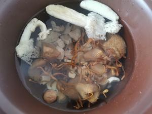 养胃靓汤——猴头菇竹荪瘦肉汤的做法 步骤4