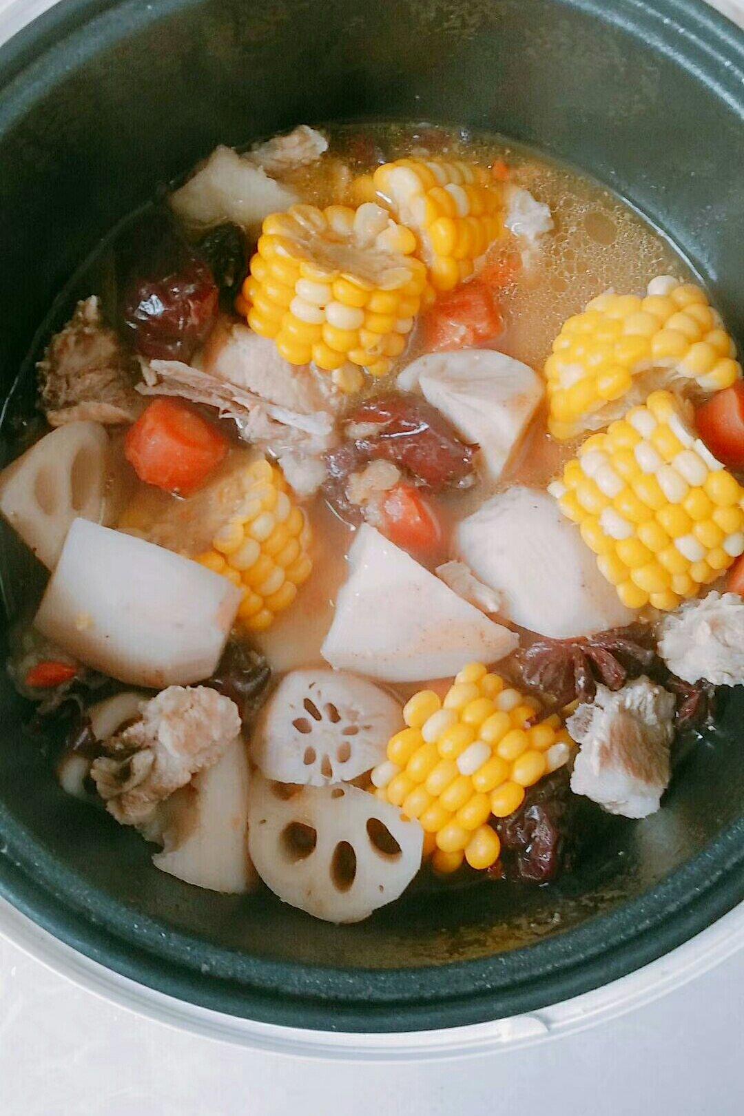 江娜英做的排骨玉米莲藕汤