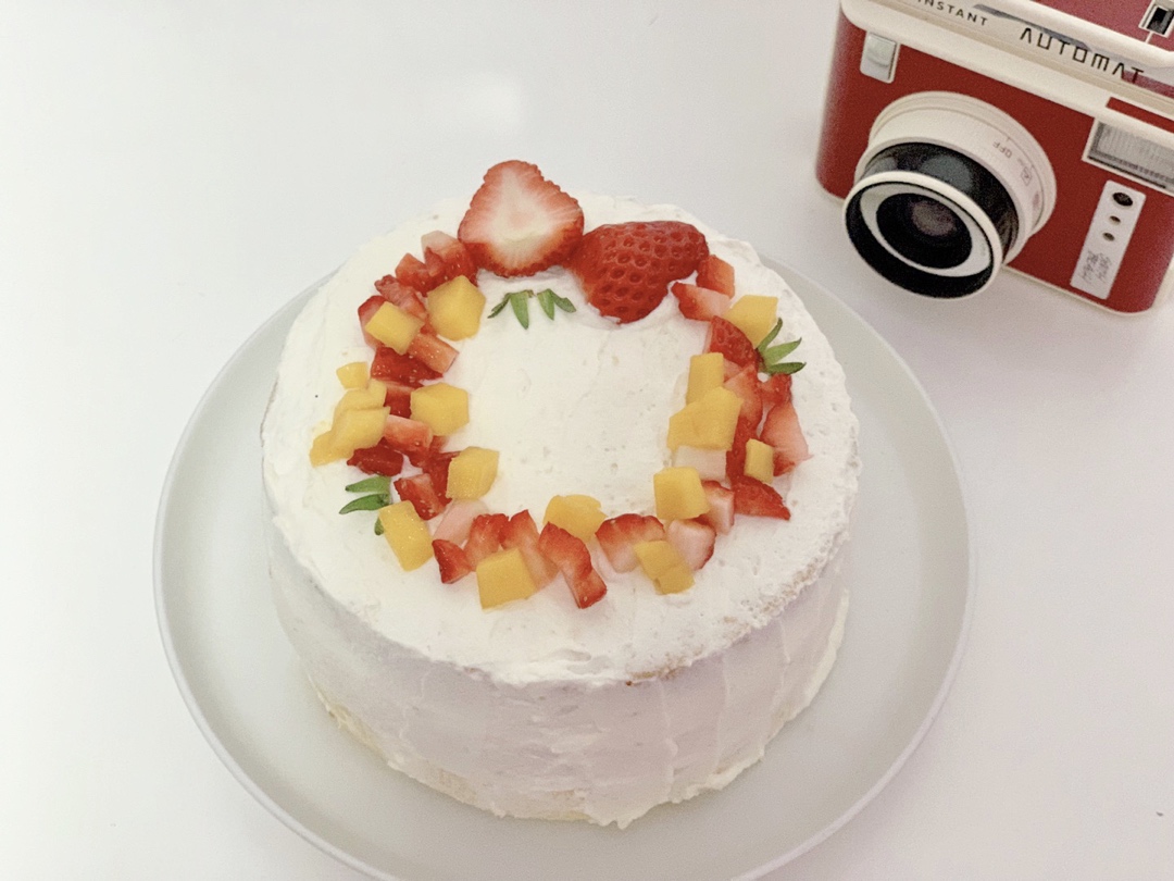 朴素的草莓奶油蛋糕～切开也是一样的朴素
