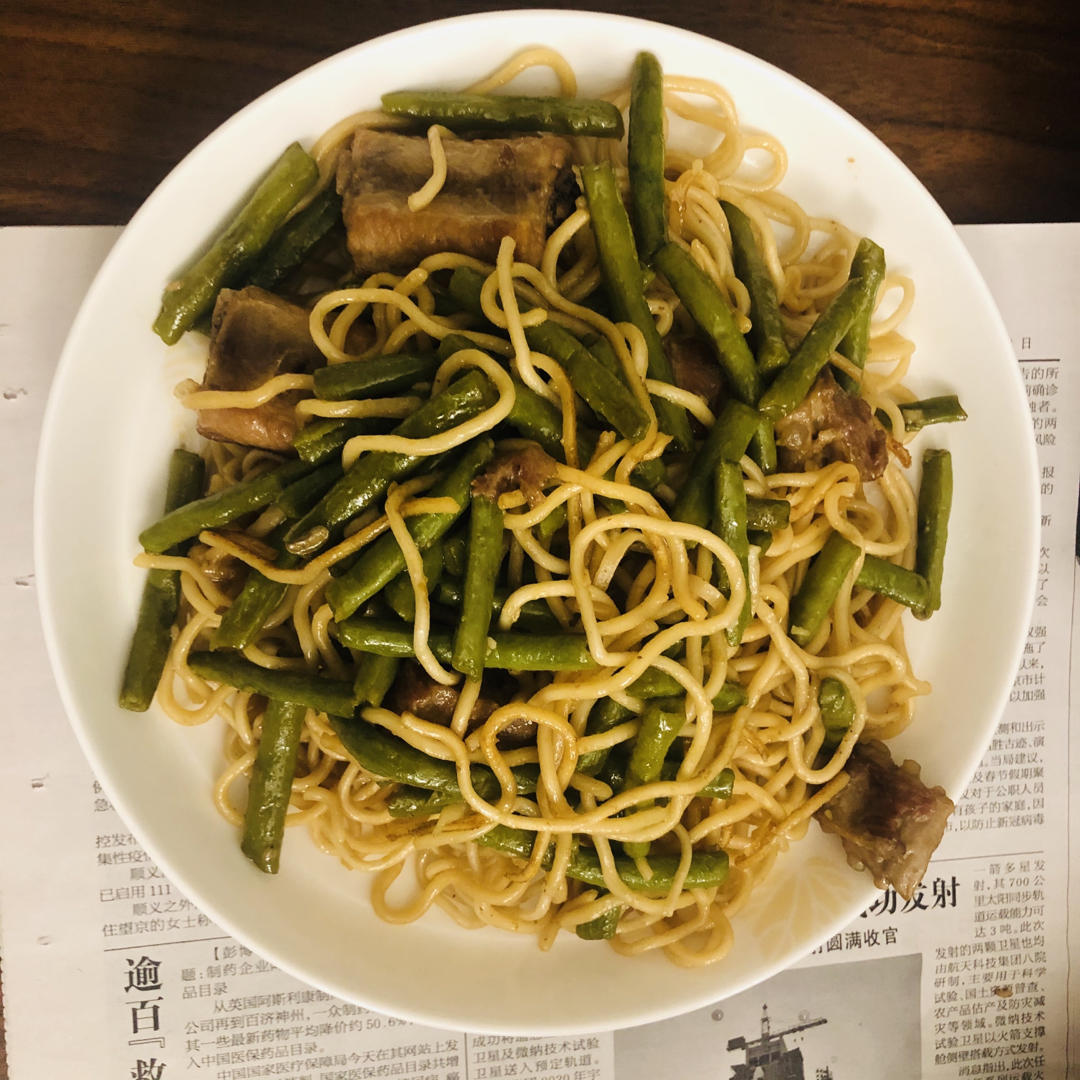 曼食慢语丨排骨豆角焖面