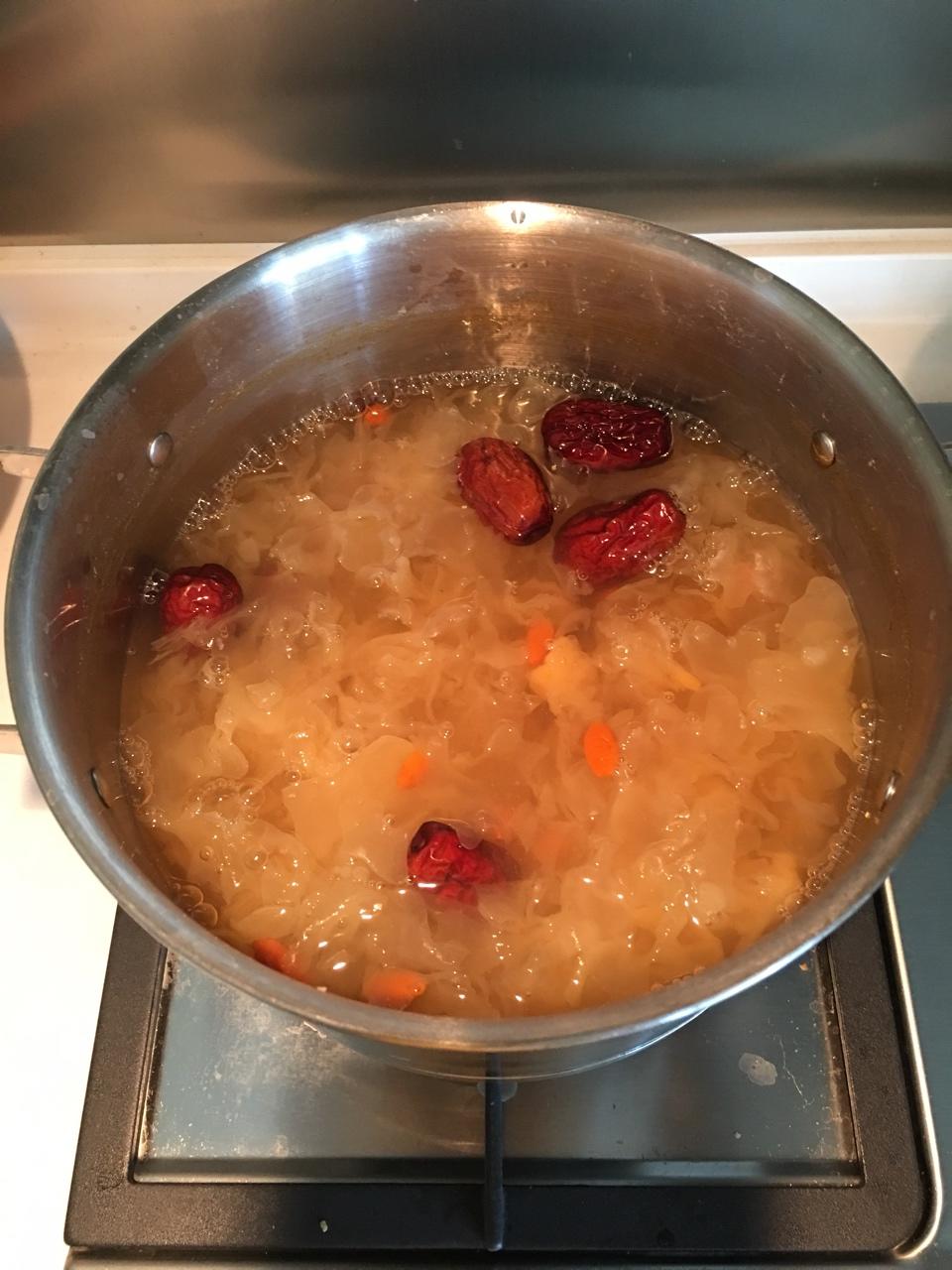银耳红枣枸杞甜汤