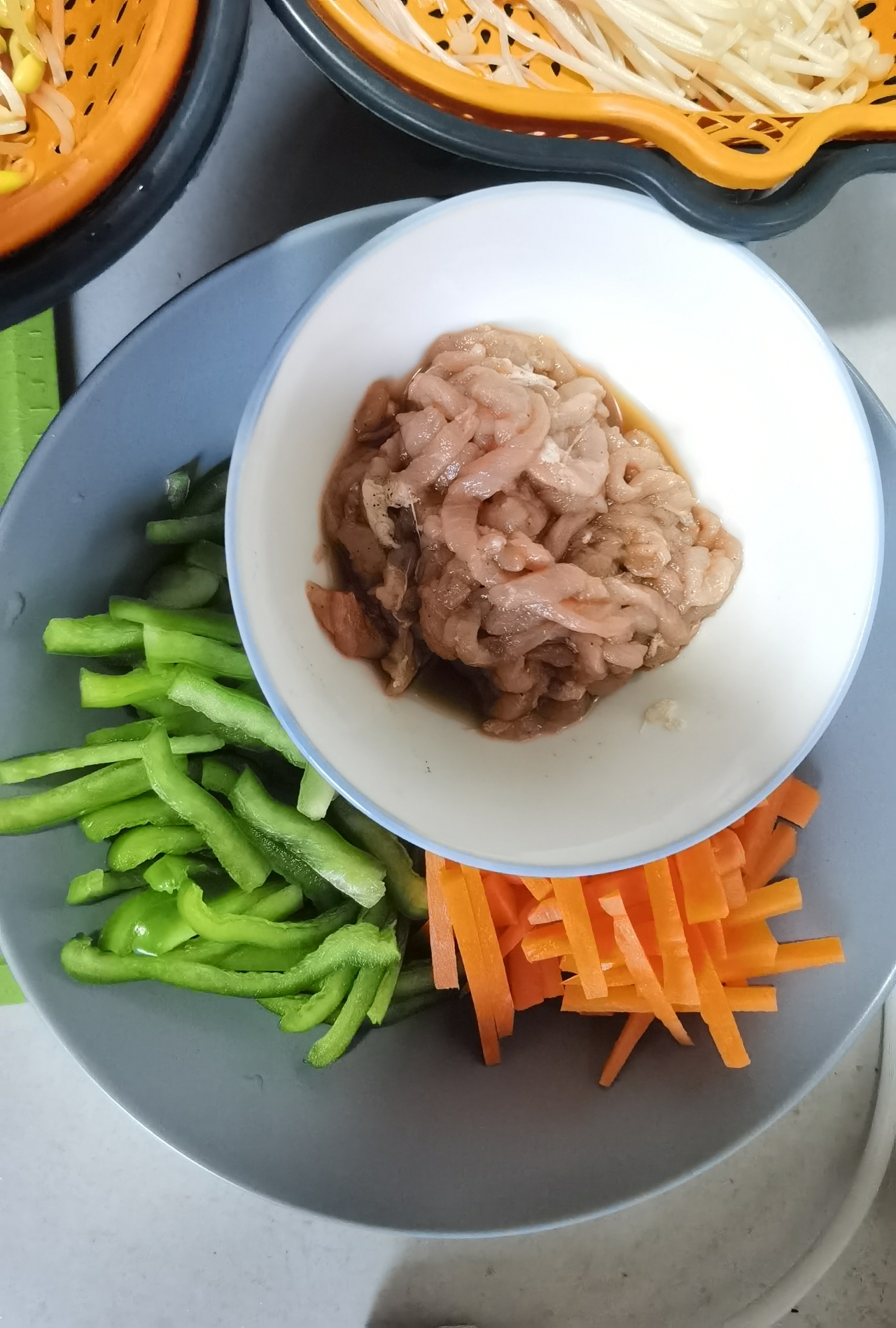 豆芽金针菇胡萝卜青椒炒肉丝盖饭的做法 步骤1