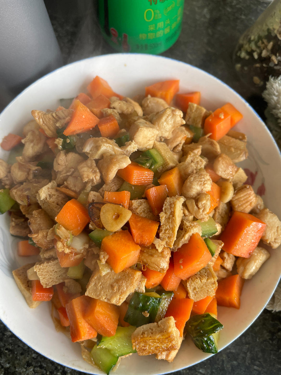 健身的鸡胸肉也可以炒着吃，少油少盐的鸡胸肉炒三丁，秘诀有两点