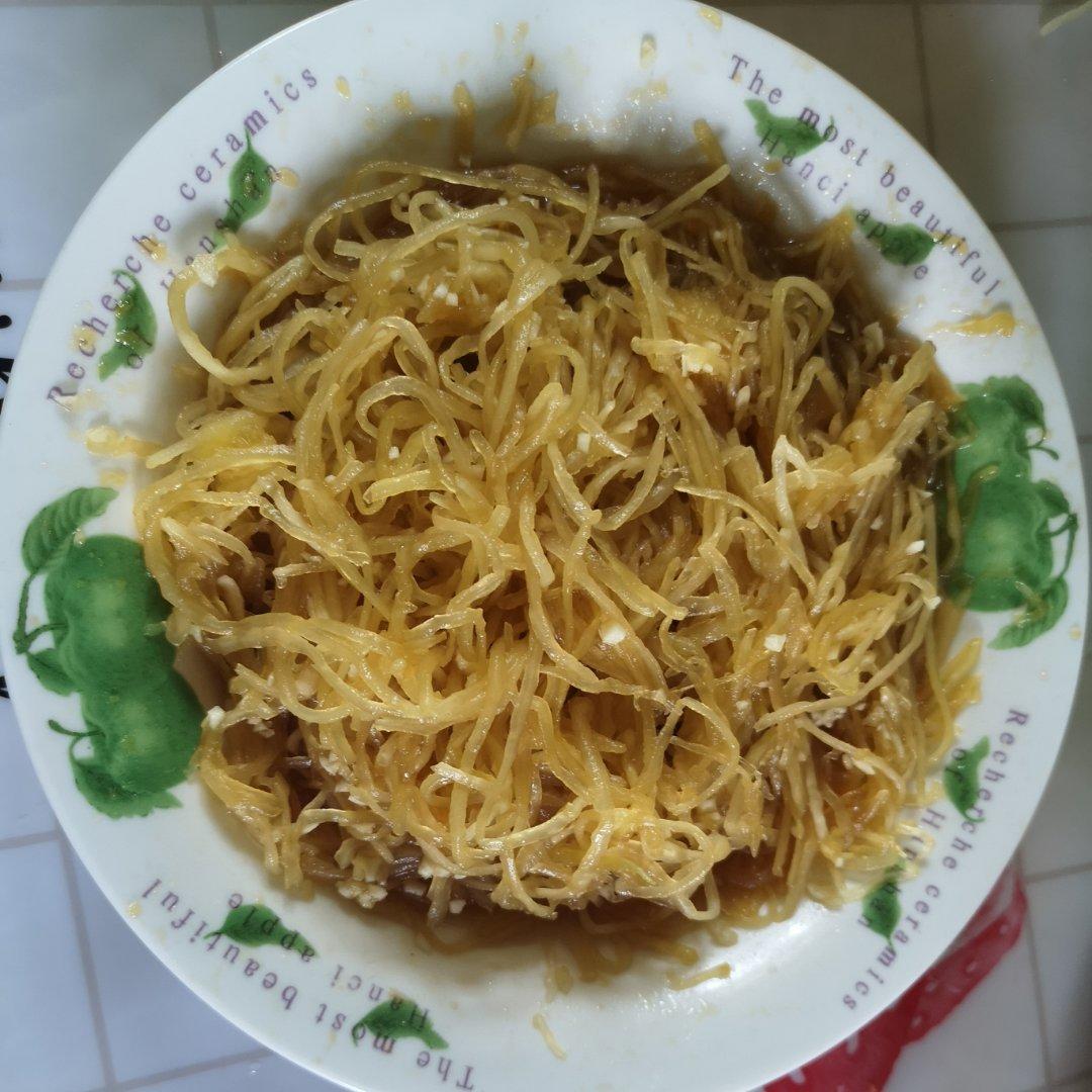 凉拌金丝搅((绞)瓜。