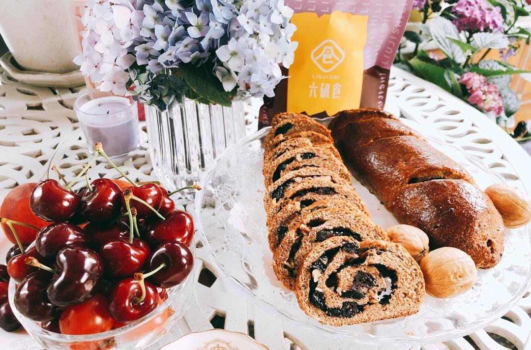 黑全麦大列巴面包