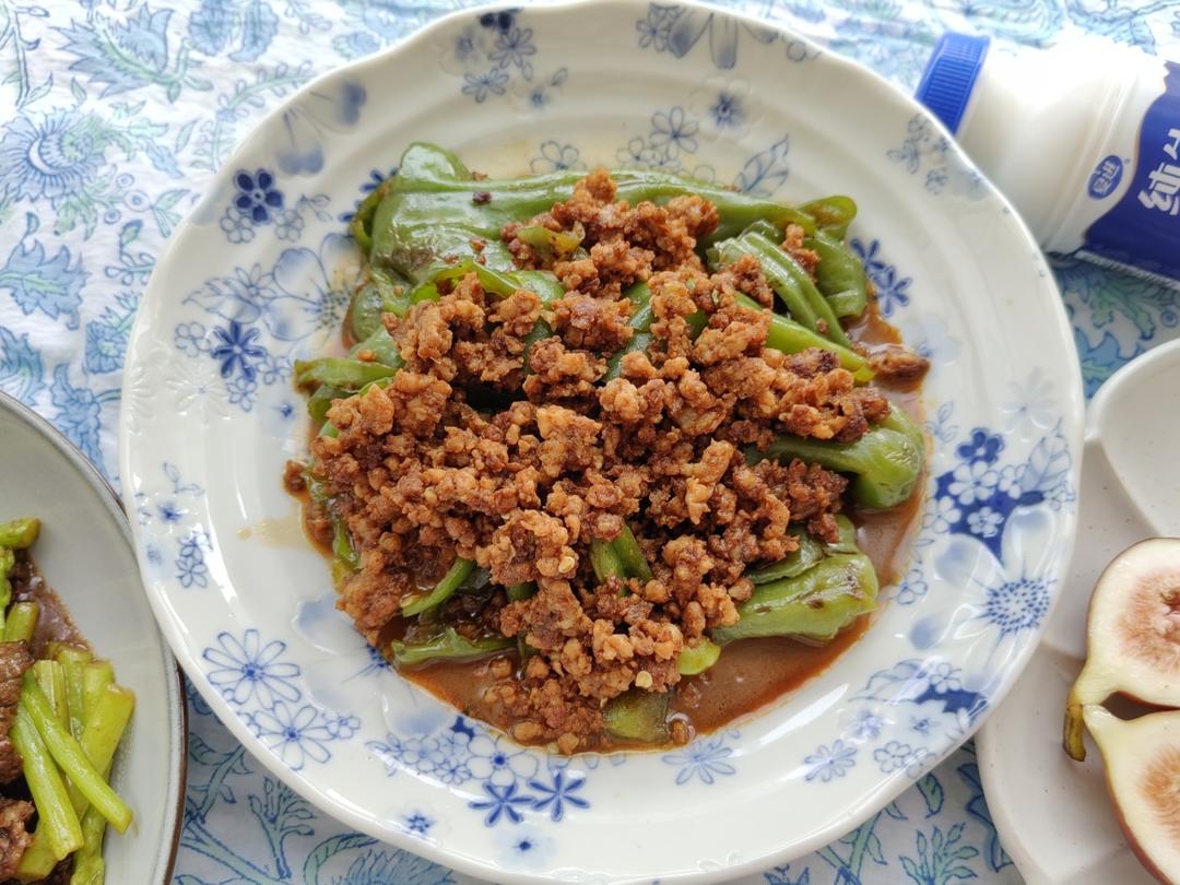 油焖肉末青椒