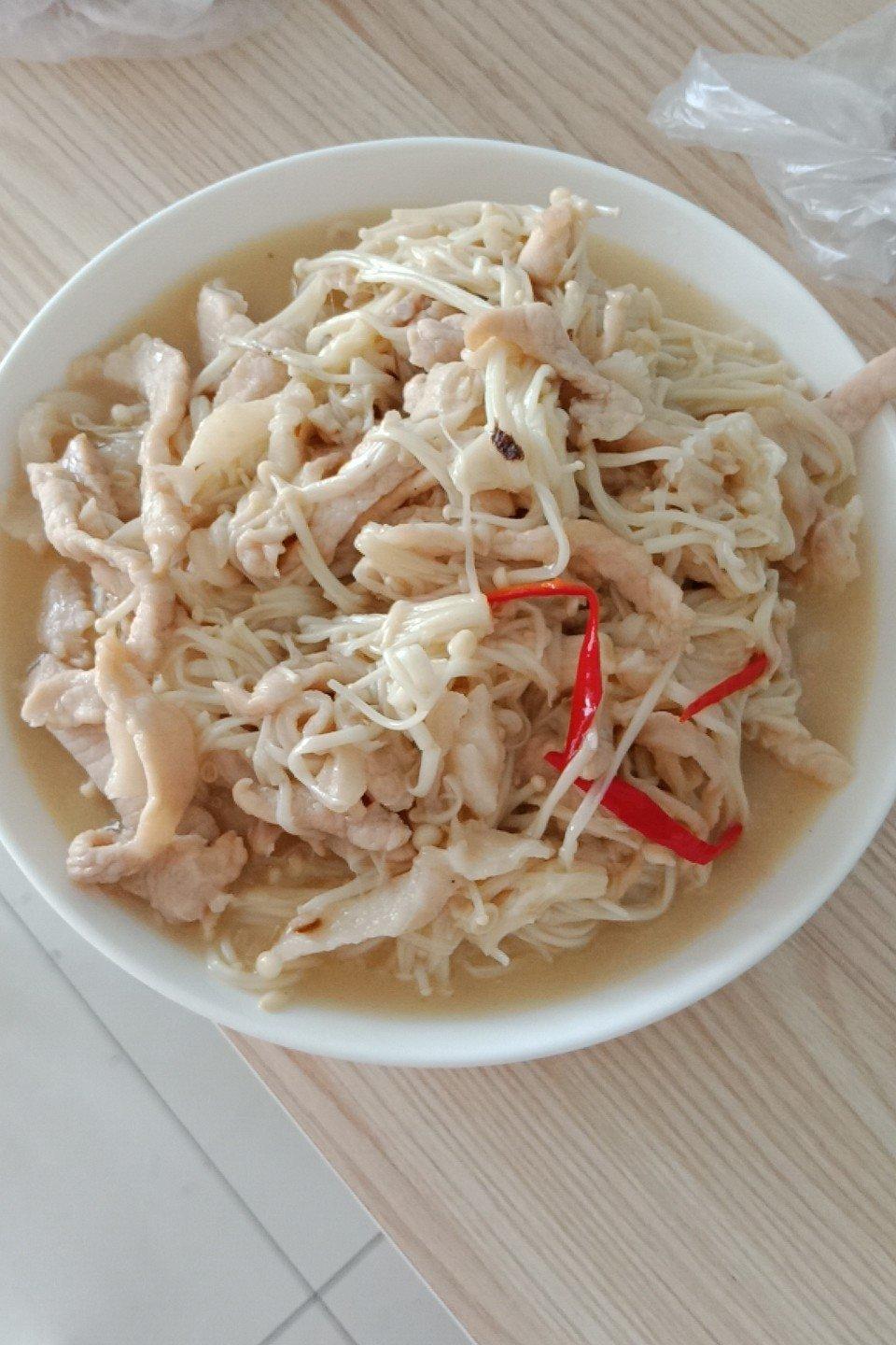 学着去做好吃的做的金针菇炒肉丝