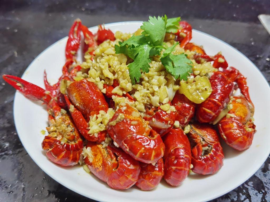 少妇厨房做的蒜蓉啤酒小龙虾