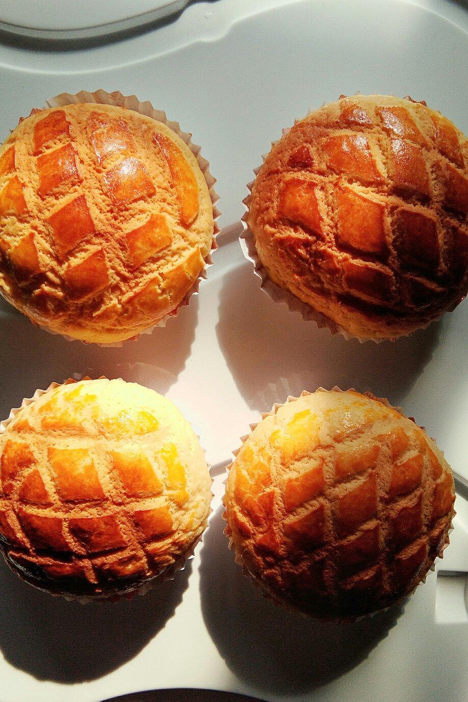 晓晨爱烘焙做的好吃到炸裂的港式菠萝包(附带制作酥皮的小视频)