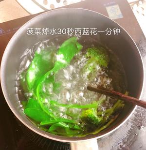 鲜虾菠菜厚蛋烧_宝宝辅食食谱的做法 步骤2