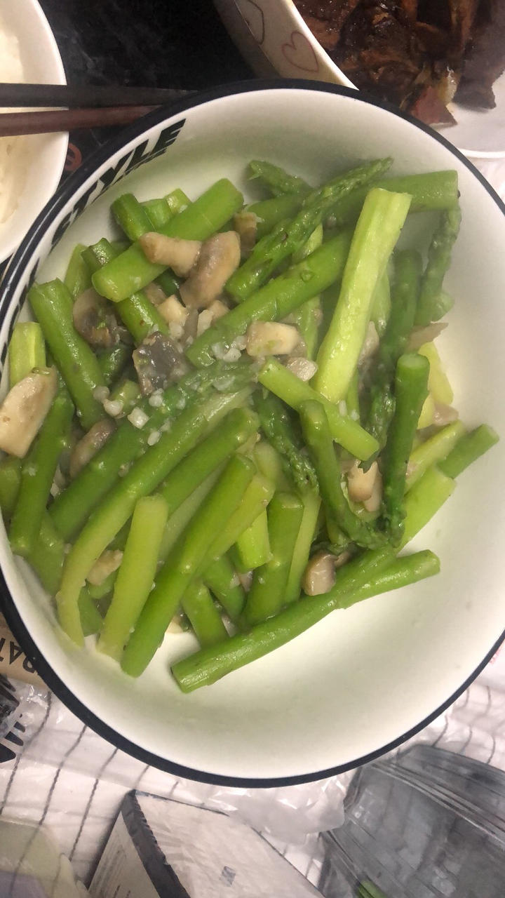 芦笋炒白蘑菇