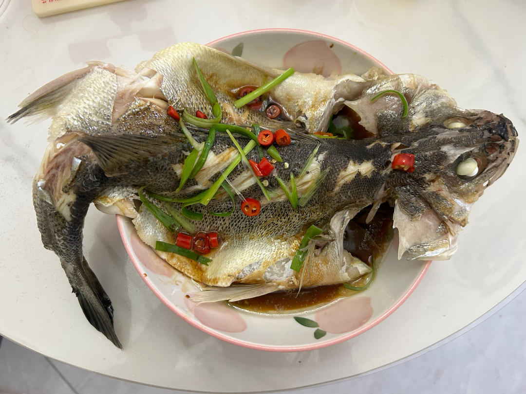 厨师长教你：“清蒸鲈鱼”，鲜嫩美味，内附蒸鱼酱油专业调制方法