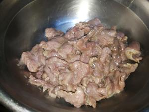 咸酸菜炒牛肉的做法 步骤4
