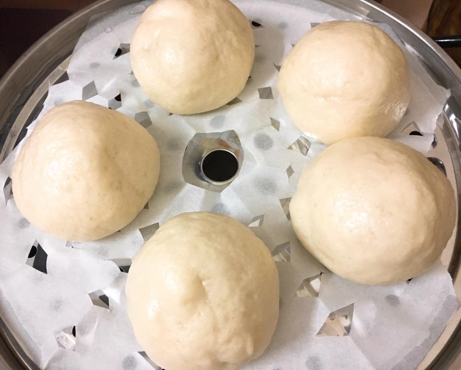 松软香甜的奶黄包，很快就可以搞定。
