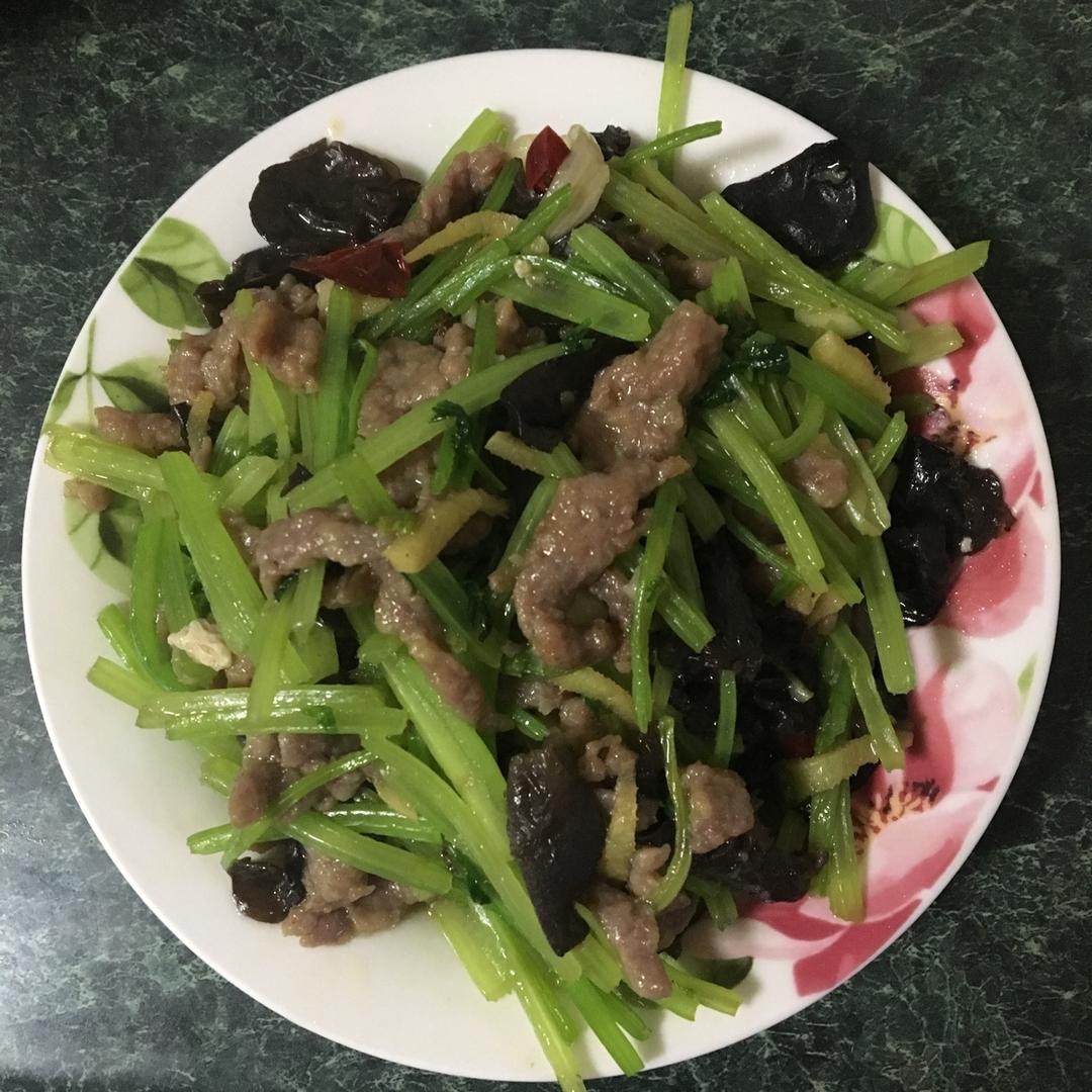 牛肉丝炒香芹