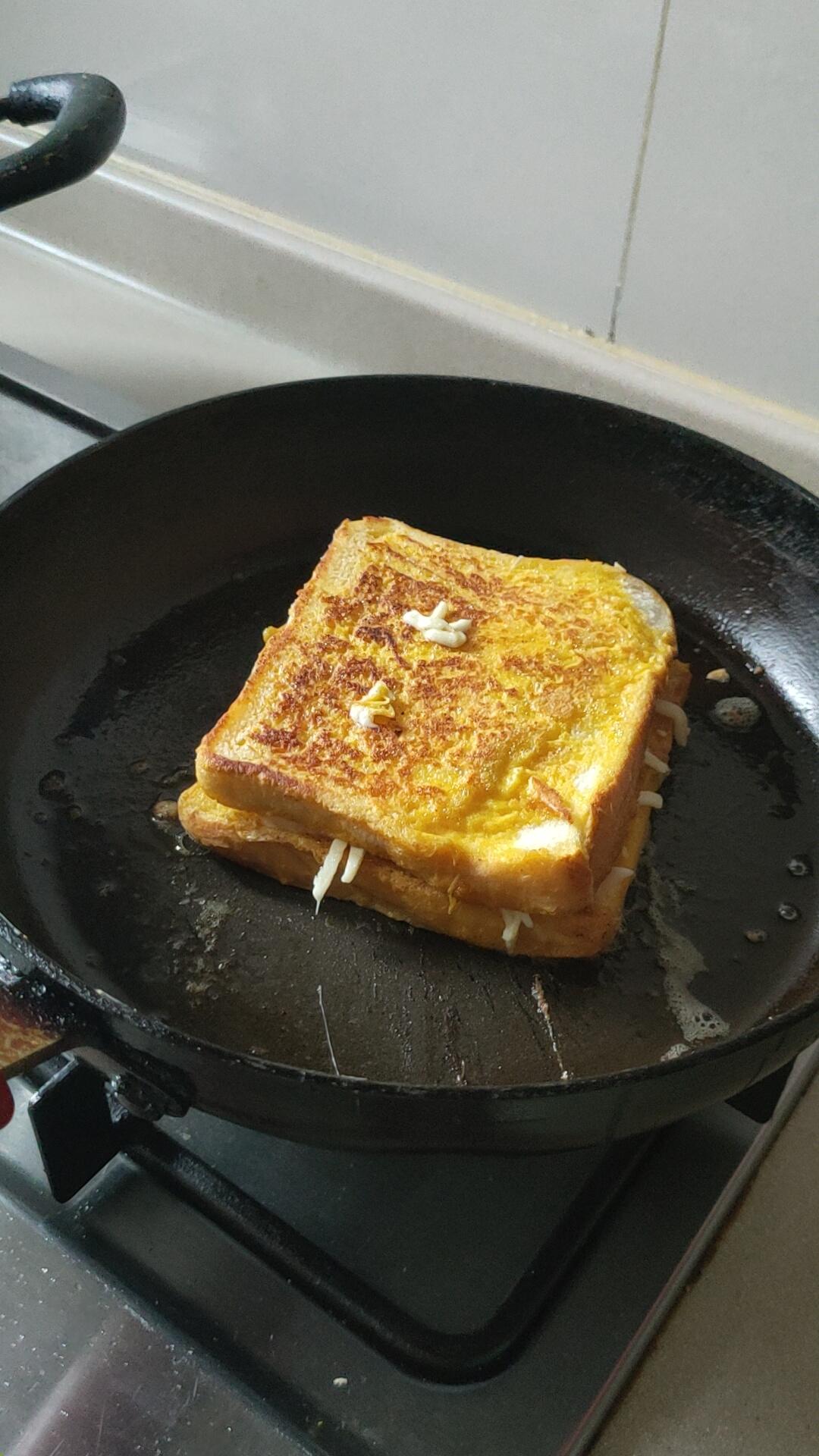 芝士爆浆火腿鸡蛋三明治的做法