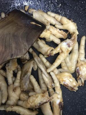 土豆炖鸡爪，入口即化砂锅版的做法 步骤3