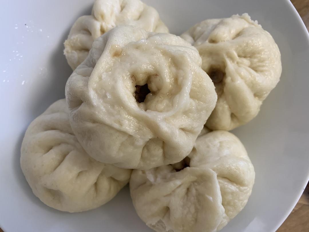 松软多汁的肉包子
