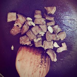 黑椒芦笋牛肉粒的做法 步骤3