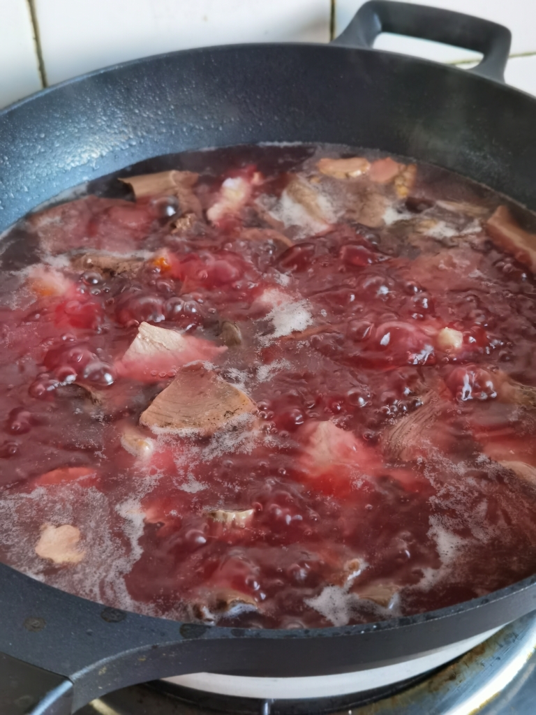 红菇炖汤排骨汤的做法