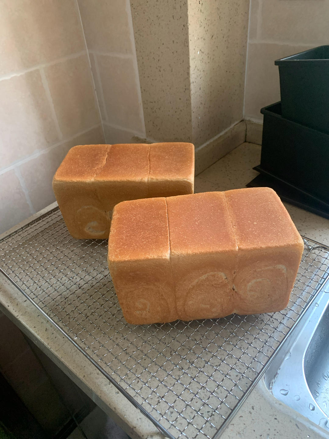 柔软的蜂蜜牛乳全麦吐司