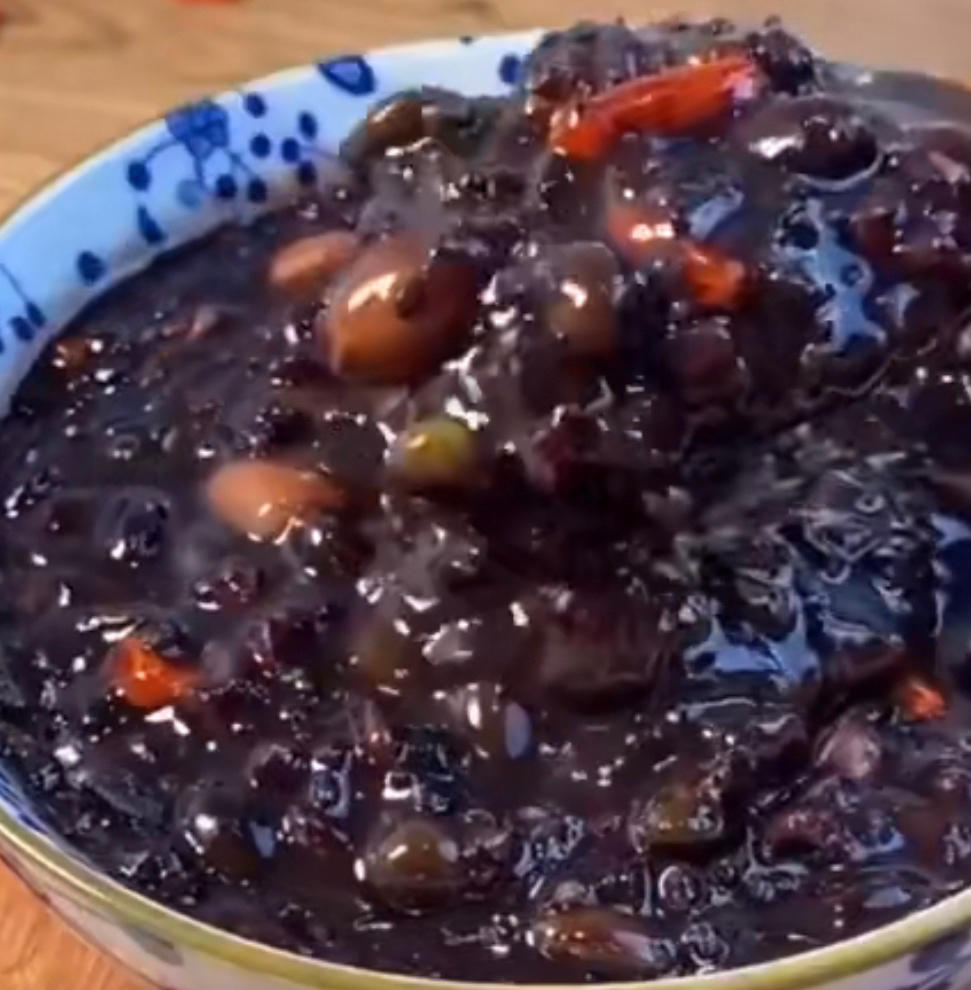 美味的黑米黑豆粥