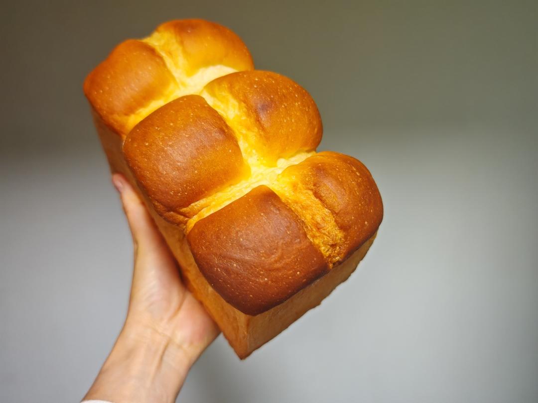 两条超级软的甜甜吐司