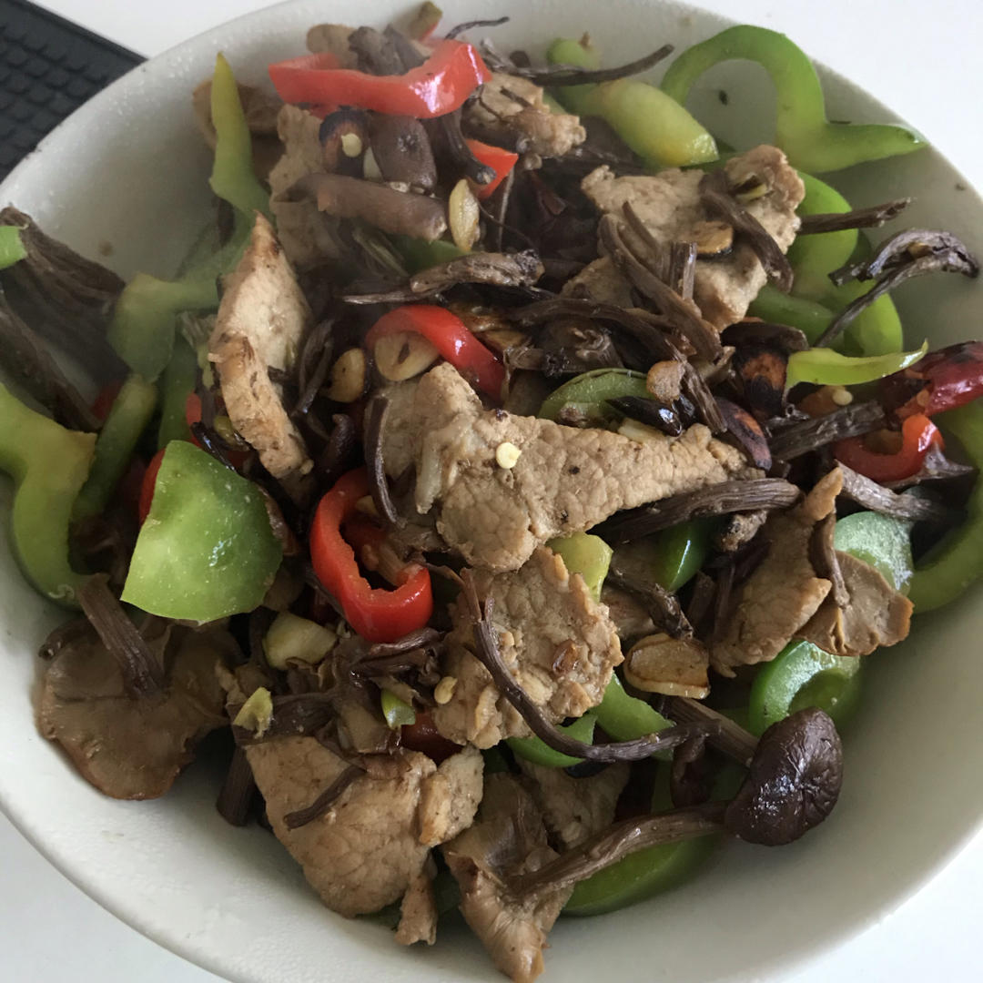 五花肉干锅茶树菇