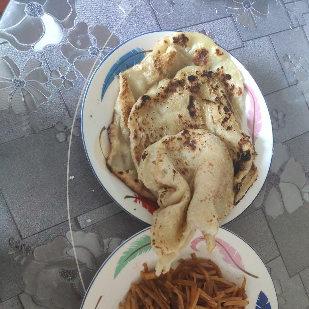 烙饼不硬的小窍门 掌握了你也能看出柔软多层凉了不硬的小油饼